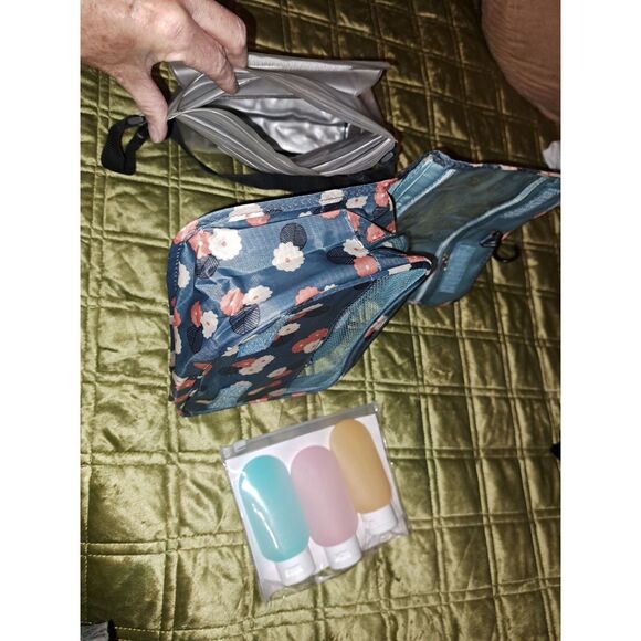 NEW Tri-fold Toiletry Travel Bag with plastic bottles and waterproof shower bag - Picture 3 of 11